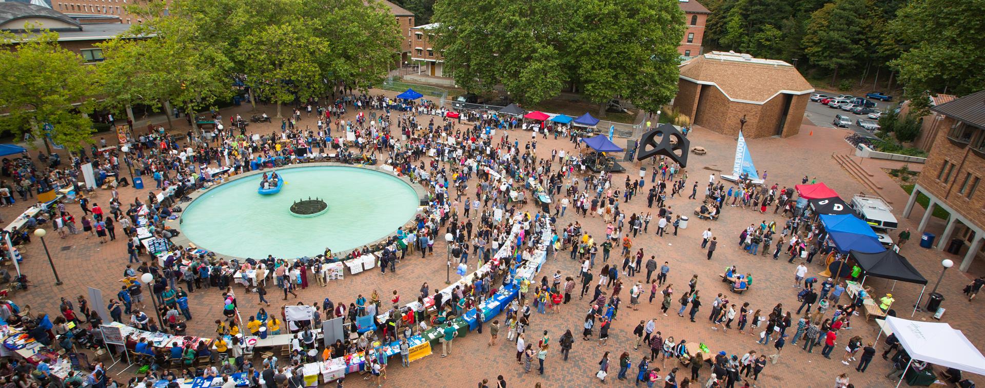 A crowd of students walking across campus